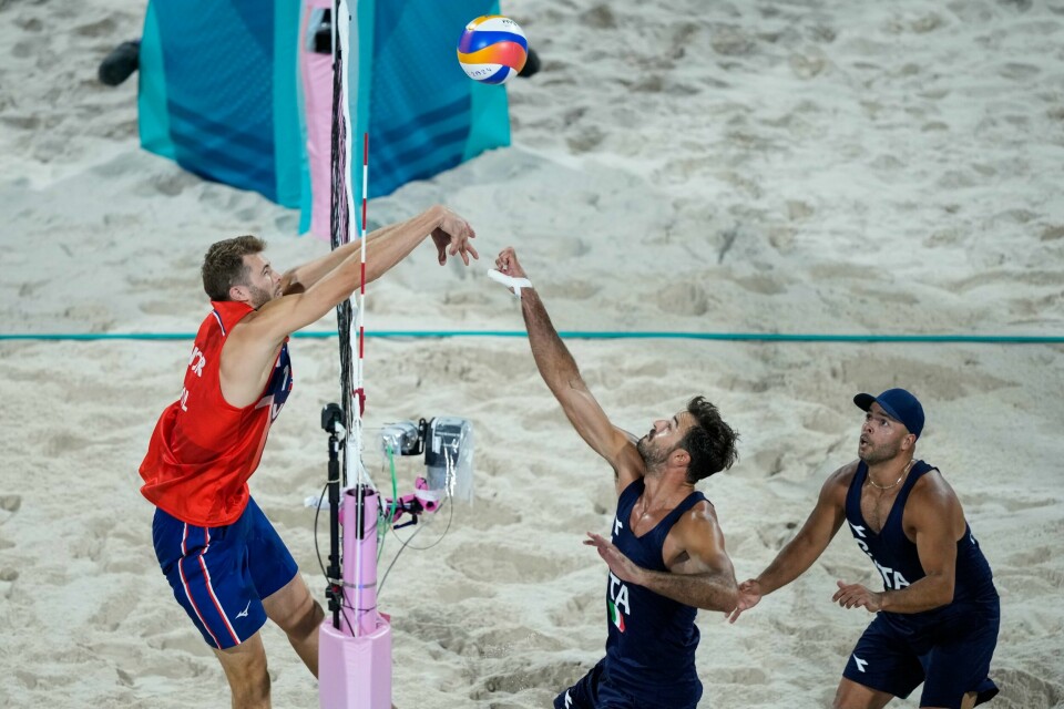 Anders Mol (t.v.) og Christian Sørum fra Norge mot Alex Ranghieri (midten) og Adrian Carambula (t.h.) fra Italia i andre kamp i gruppespillet i sandvolleyball på Eiffel Tower Stadium under OL i Paris 2024. Anders Mol (t.v.) og Christian Sørum fra Norge mot Alex Ranghieri (midten) og Adrian Carambula (t.h.) fra Italia i andre kamp i gruppespillet i sandvolleyball på Eiffel Tower Stadium under OL i Paris 2024.Foto: Fredrik Varfjell / NTB