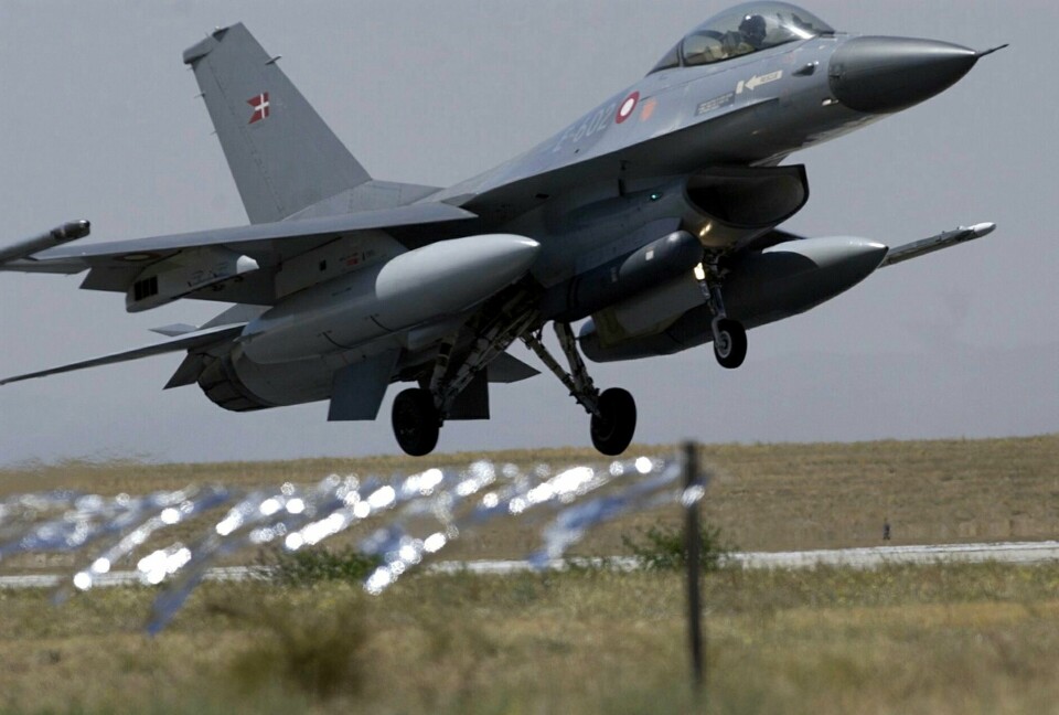 Ukraina har ifølge Bloomberg mottatt de første F-16-flyene som landet er blitt lovet av flere Nato-land. Bildet viser et F-16-fly under landing på en luftbase i Tyrkia Ukraina har ifølge Bloomberg mottatt de første F-16-flyene som landet er blitt lovet av flere Nato-land. Bildet viser et F-16-fly under landing på en luftbase i Tyrkia. Foto: Burhan Ozbilici / AP / NTB