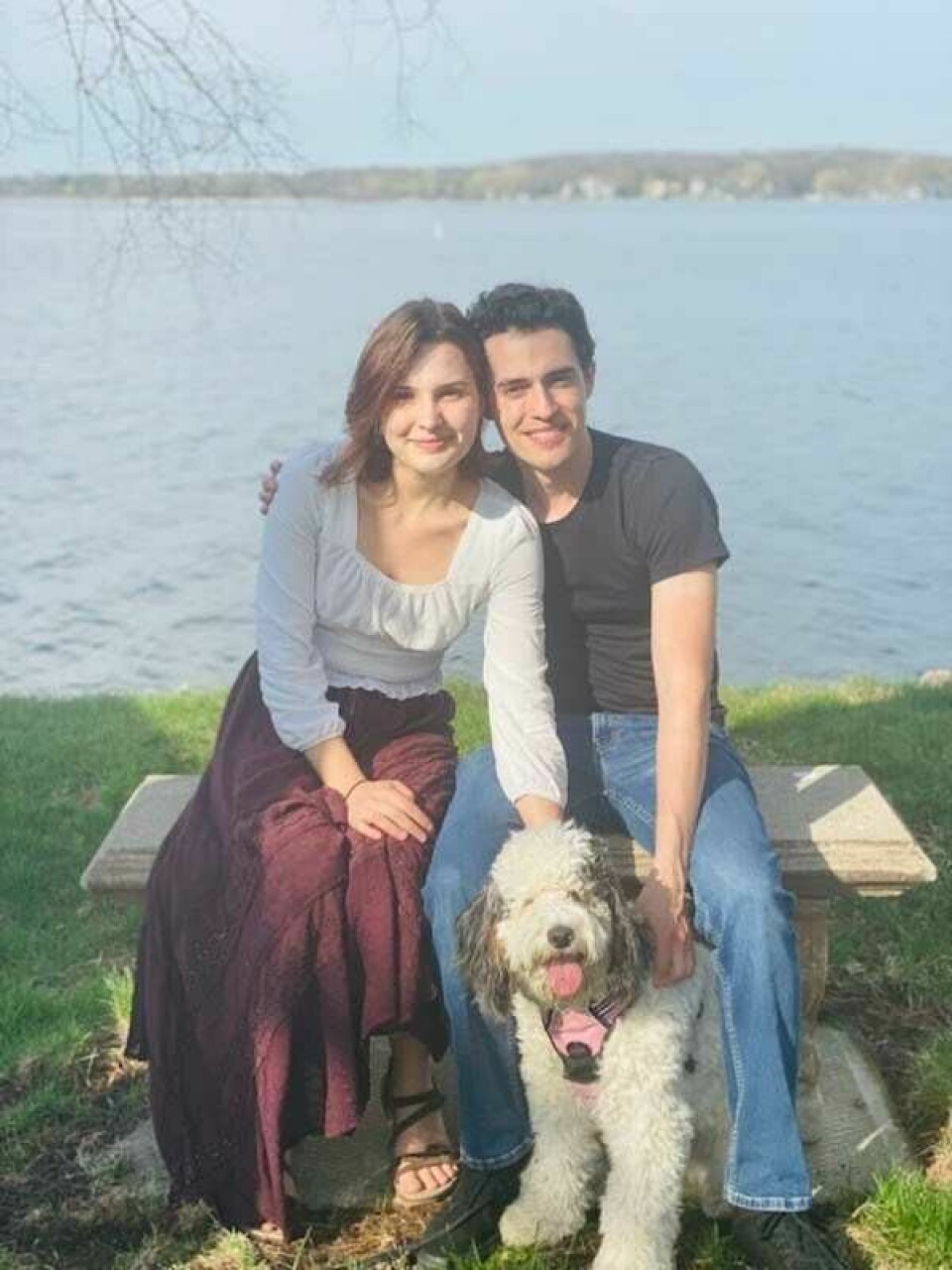 Schroeder og Medina sammen med hunden Daisy, som de passet i Delafield, Wiscosin. Brandon Medina, Korra Schroeder og en hund de passet