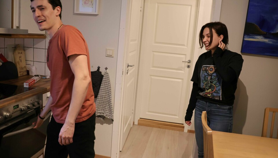 Paret gjør seg kjent på kjøkkenet. Brandon Medina og Korra Schroeder gjør seg kjent på kjøkkenet.