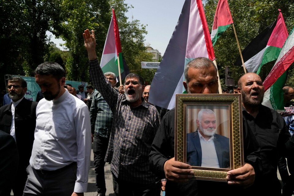 Demonstranter med et bilde av den avdøde Hamas-lederen Ismail Haniyeh i Irans hovedstad Teheran onsdag. Demonstranter med et bilde av den avdøde Hamas-lederen Ismail Haniyeh i Irans hovedstad Teheran onsdag. Foto: Vahid Salemi / AP / NTB