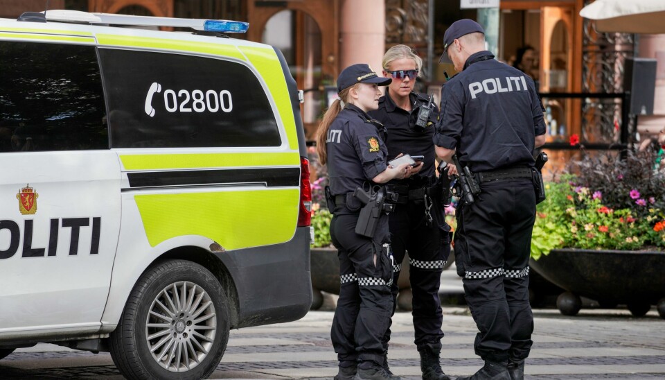 Politiet måtte rykke ut til Karl Johan i Oslo sentrum tirsdag etter at en 15 år gammel gutt ble ranet av flere ungdommer. Flere politipatruljer ved kjøpesenteret Paleet, der ranet fant sted. Foto: Emilie Holtet / NTB
