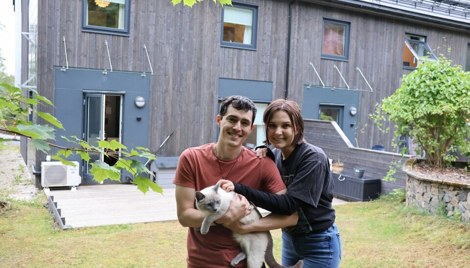 I to uker bodde amerikanerne i Bergen mens de passet journalistens katt Mira. Brandon Medina, Korra Schroeder og katten Mira