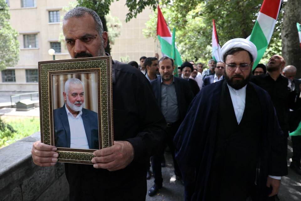 En iransk mann holder et bilde av Hamas-toppen Ismail Haniyeh under en støttemarkering i Teheran, Iran, onsdag. En iransk mann holder et bilde av Hamas-toppen Ismail Haniyeh under en støttemarkering i Teheran, Iran, onsdag.
