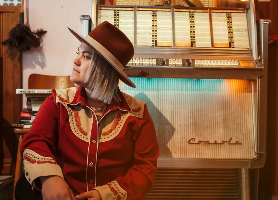 Svenske Erika Jonsson er populær med sin countrymusikk også i Norge. Hun var blant artistene som opptrådte på gårsdagens countryåpning av Stockholm Pride. Svenske Erika Jonsson er populær med sin countrymusikk også i Norge. Hun var blant artistene som opptrådte på gårsdagens countryåpning av Stockholm Pride. Foto: Don't step on my boots / Handout / NTB
