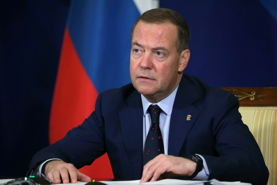 Dmitrij Medvedev er nestleder for det russiske nasjonale sikkerhetsrådet. Det russiske sikkerhetsrådets leder Dmitrij Medvedev skulle helst ha sett at fangene råtnet i russiske fengsler, men sier at det viktigste var å sikre at russere i utlandet nå løslates og sendes hjem. Foto: Ekaterina Shtukina / Sputnik / AP / NTB
