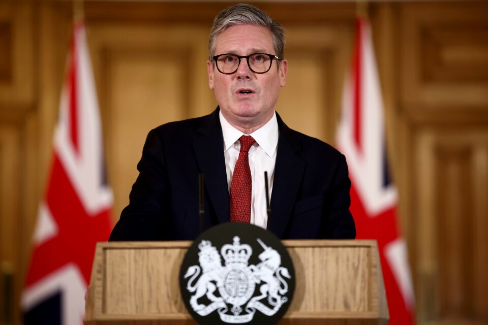 Statsminister Keir Starmer går hardt ut mot dem som står bak opptøyene i flere engelske byer, som han omtaler som pøbelvirksomhet fra ytre-høyre-grupper. Bildet er fra en pressekonferanse torsdag. Storbritannias statsminister Keir Starmer hadde lørdag et krisemøte med medlemmer av sin regjering om situasjonen. Foto: Henry Nicholls / AP / NTB