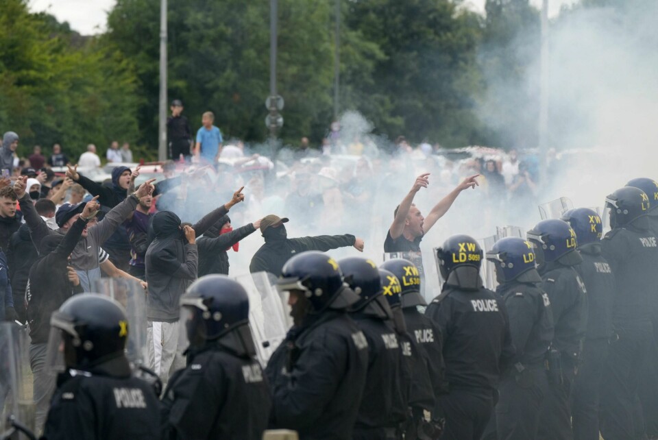 Det har vært flere anti-innvandringsprotester i Storbritannia etter knivdrapene i Southport. Politi og demonstranter utenfor hotellet Holiday Inn Express i Rotherham søndag. Foto: Danny Lawson / AP / NTB