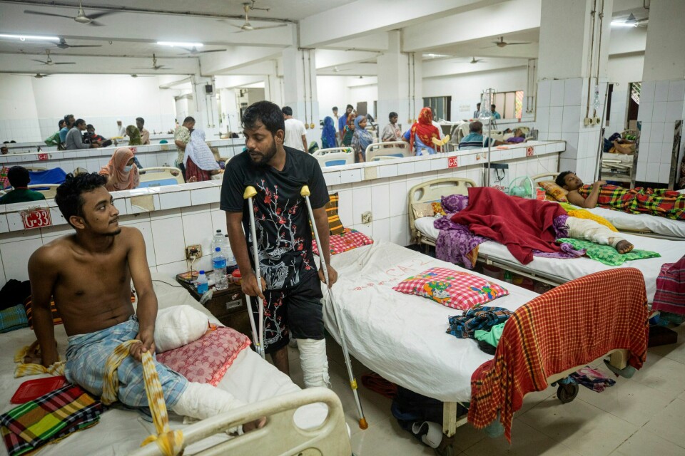 25 år gamle Mohammad Akash (til venstre) mistet det venstre beinet etter å ha blitt skutt under en demonstrasjon i Bangladesh i juni. Her snakker han med Kawsar Hossain (29), som også er skuddskadd, på sykehuset fredag. 25 år gamle Mohammad Akash (til venstre) mistet det venstre beinet etter å ha blitt skutt under en demonstrasjon i Bangladesh i juni. Her snakker han med Kawsar Hossain (29), som også er skuddskadd, på sykehuset fredag. Foto: Rajib Dhar / AP / NTB