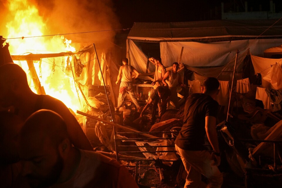 Et luftangrep mot Deir al Balah i Gaza søndag førte til brann i en teltleir for internflyktninger. Siden det brøt ut krig mellom Israel og Hamas har minst 39.693 palestinere blitt drept i Gaza. Et luftangrep mot Deir al Balah i Gaza søndag førte til brann i en teltleir for internflyktninger. Siden det brøt ut krig mellom Israel og Hamas har minst 39.693 palestinere blitt drept i Gaza. Foto: Abdel Kareem Hana / AP / NTB
