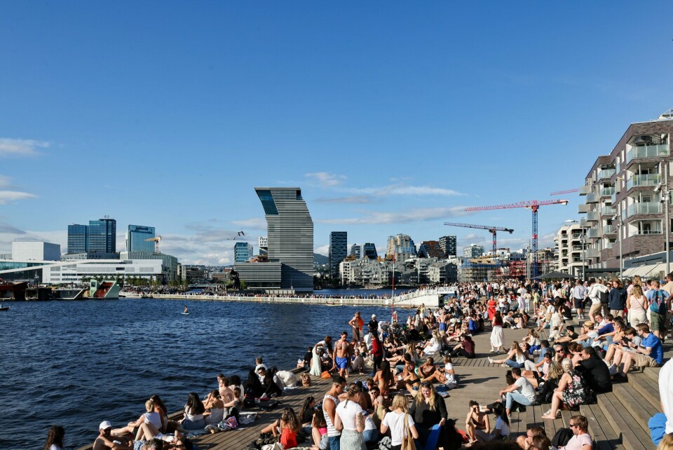 Ferieloven kan bli endret slik at alle får rett til fire ukers ferie med lønn fra første år i arbeidslivet. Bildet viser folkeliv på Sørenga i Oslo en varm og solrik dag tidligere i sommer. Foto: Geir Olsen / NTB