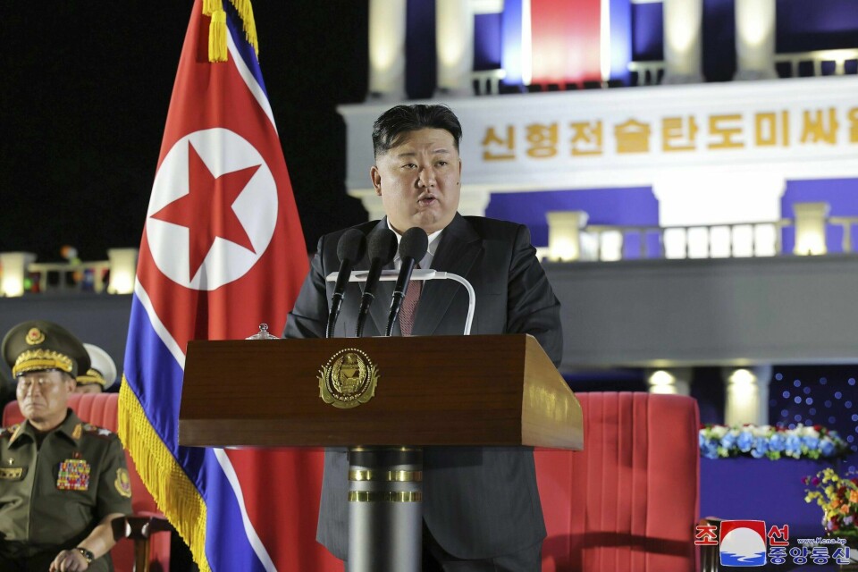 Nord-Koreas leder Kim Jong-un har deltatt i avduking av 250 nye ballistiske rakettsystemer til landets forsvar. Koreas TensionsIn this photo provided by the North Korean government, North Korean leader Kim Jong Un speaks during a ceremony to mark the delivery of 250 nuclear-capable missile launchers to frontline military units, in Pyongyang, North Korea, Sunday, Aug. 4, 2024. Independent journalists were not given access to cover the event depicted in this image distributed by the North Korean government. The content of this image is as provided and cannot be independently verified. Korean language watermark on image as provided by source reads: 'KCNA' which is the abbreviation for Korean Central News Agency. (Korean Central News Agency/Korea News Service via AP)