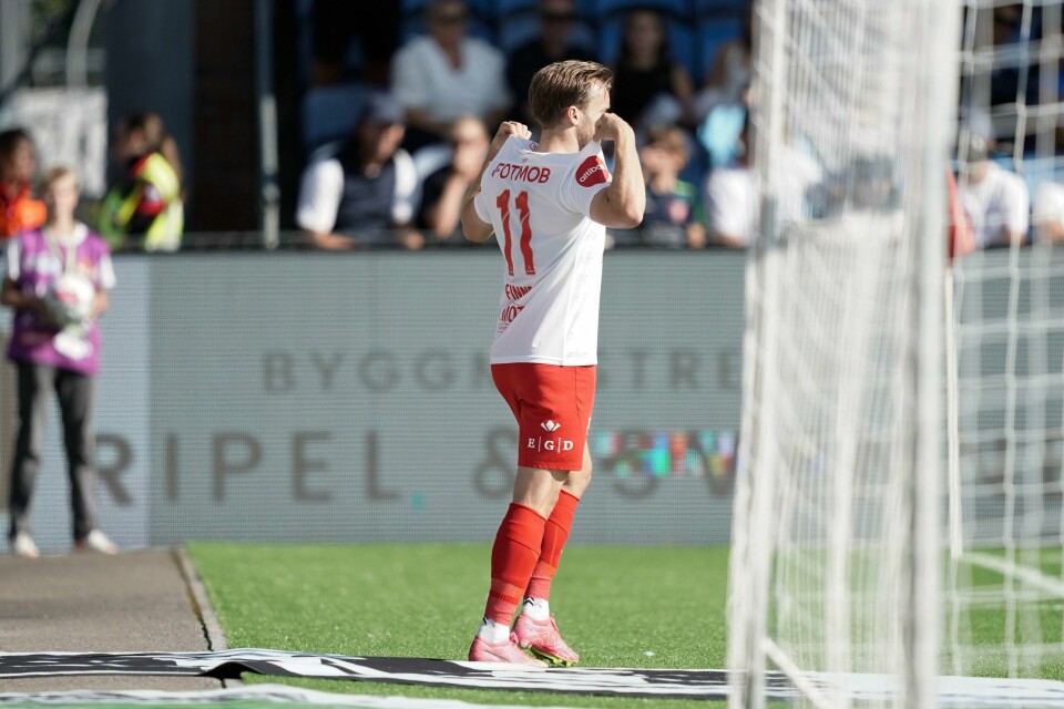 Bård Finne med sin sedvanlige feiring etter åpningsmålet til Brann mot Strømsgodset. Bård Finne med sin sedvanlige feiring etter åpningsmålet til Brann mot Strømsgodset. Foto: Amanda Pedersen Giske / NTB