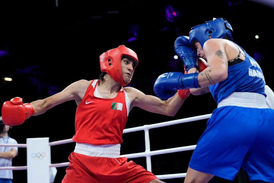 Imane Khelif (til v.) i aksjon i VM-kvartfinalen mot ungarske Anna Hamori. Imane Khelif (til v.) i aksjon i VM-kvartfinalen mot ungarske Anna Hamori. Foto: John Locher, AP / NTB