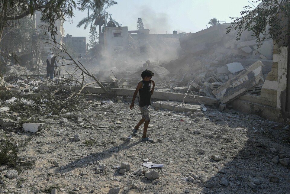 Store deler av Gazastripen er lagt i ruiner i israelske angrep det siste året. Over 41.500 mennesker er drept, og 90 prosent av innbyggerne er drevet på flukt. Minst 39.653 palestinere er drept i den nesten ti måneder lange krigen på Gazastripen, ifølge palestinske helsemyndigheter. Foto: Abdel Kareem Hana / AP / NTB