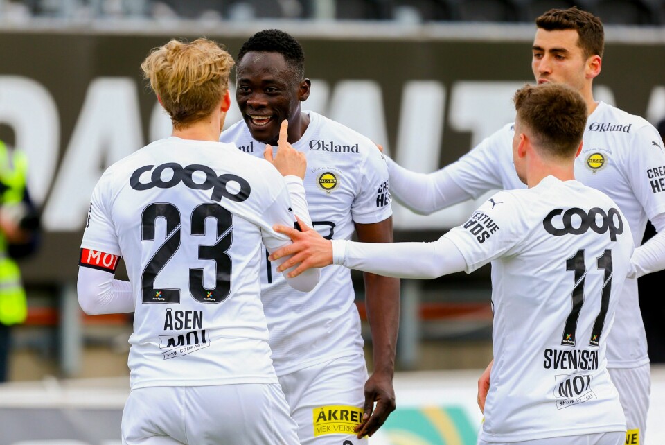 Lillestrøms Akor Jerome Adams jubler etter sin scoring mot Glimt og takker Gjermund Åsen for den målgivende pasningen. Lillestrøms Akor Jerome Adams jubler etter sin scoring mot Glimt og takker Gjermund Åsen for den målgivende pasningen.Foto: Mats Torbergsen / NTB
