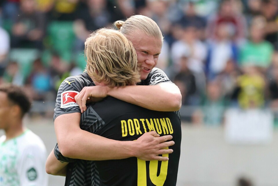 Erling Braut Haaland gratulerer Julian Brandt etter 1-0-målet. Erling Braut Haaland gratulerer Julian Brandt etter 1-0-målet. Foto: Daniel Karmann / DPA via AP / NTB