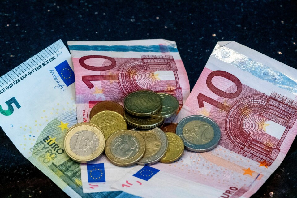 Mandag ble kronen ytterligere svekket etter nok et børsras. En euro koster i dag over 12 kroner. Venstre har foreslått opprettelsen av en kronekommisjon som de mener bør se på om kronen bør bindes til euroen.
