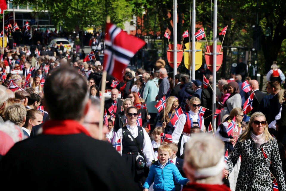 Solen skinte i 2018. 17. mai 2023 vil derimot bli kaldere. 3-5 grader om formiddagen, litt bedre på ettermiddagen og kald vind fra nordvest, er fasiten fra Meteorologisk institutt. 17. mai Stavanger 2018