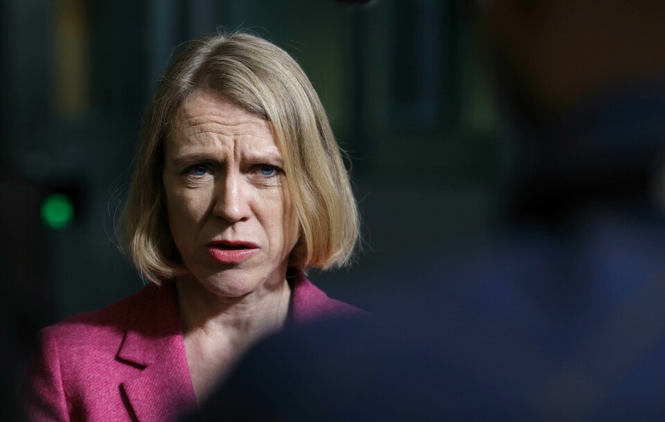 Utenriksminister Anniken Huitfeldt vil ha mer fakta om erfaringene med EØS-avtalen. Utenriksminister Anniken Huitfeldt er i Kyiv, melder NRK
