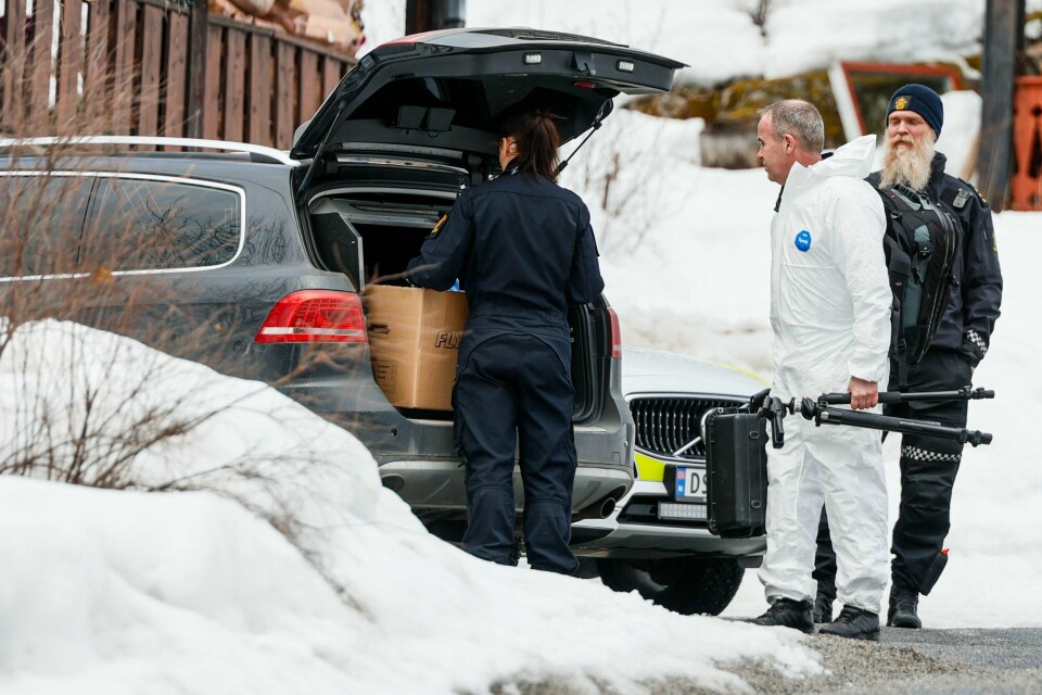 Politiet har fått bekreftet hva slags våpen den antatte drapsmannen på Torpo brukte. Krimteknikere på åstedet på Torpo i Ål kommune der fire personer ble funnet døde lørdag kveld. Foto: Frederik Ringnes / NTB
