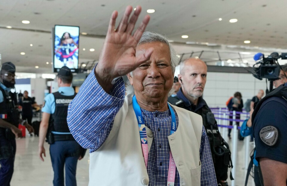 Fredsprisvinner Muhammad Yunus ankom Bangladesh torsdag ettermiddag. Her er han på flyplassen i Paris før avgangen til Dhaka. Fredsprisvinner Muhammad Yunus ankom Bangladesh torsdag ettermiddag. Her er han på flyplassen i Paris før avgangen til Dhaka. Foto: Michel Euler / AP / NTB