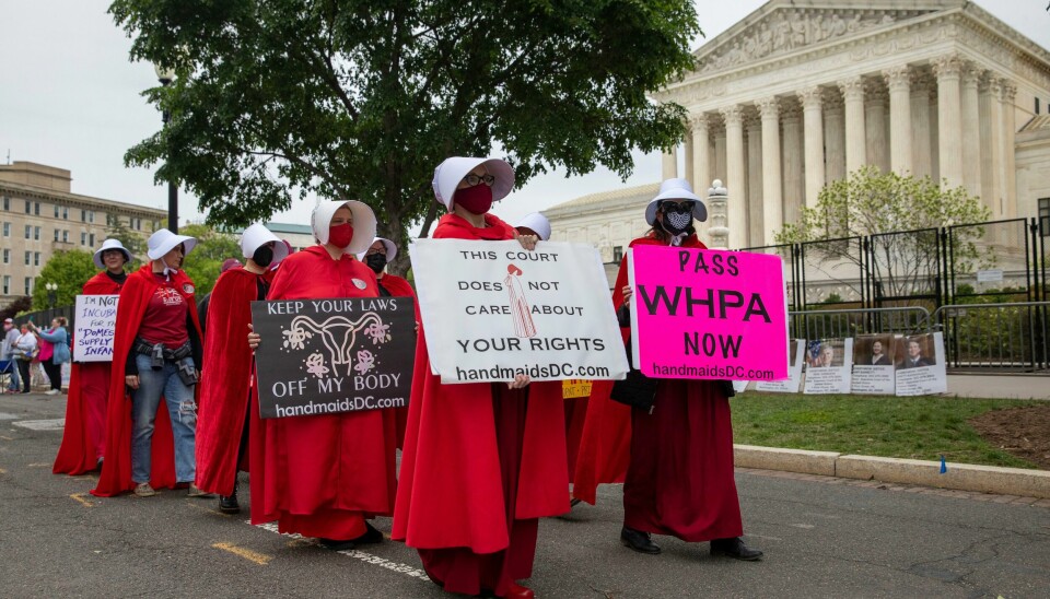 Forkjempere for retten til abort har reagert kraftig på at det ligger an til endringer i USAs abortlovgivning. Her er demonstrantene utenfor Høyesterett i Washington, kledd i kostymene fra «Handmaid's Tale». Forkjempere for retten til abort har reagert kraftig på lekkasjen fra Høyesterett i forrige uke, der det kommer fram at dommerne vil Dommerne vil oppløse Roe vs. Wade, dommen fra 1973 som har sikret USAs kvinner abortrett på tvers av delstatsgrenser. Det har vært en rekke demonstrasjoner i USA de siste dagene. Her er demonstrantene kledd i kostymene fra «Handmaid's Tale».