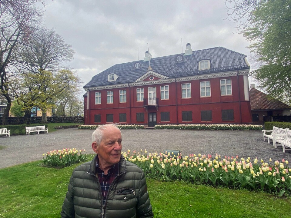 Muligheten for at fasaden på kongeboligen og museet Ledaal kan bli hvitt får arkitekt og Eiganes-beboer Per Th. Grimnes til å se rødt. Arkitekt og Eiganes-beboer Per Th. Grimnes reagerer kraftig på muligheten for at Ledaal skal kunne få skiftet fargen på fasaden fra rødt til hvitt.