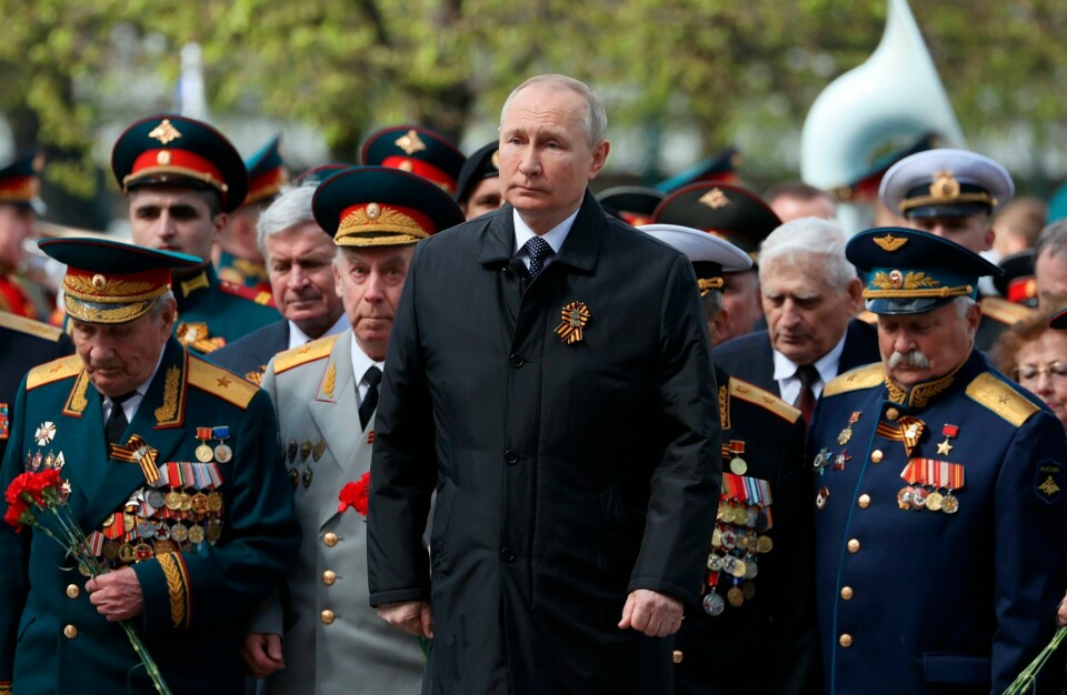 Vladimir Putin under feiringen av seieren over Nazi-Tyskland 9. mai. Samme dag ble den russiske presidenten møtt med krav om at han må gå av i en av landets statskontrollerte aviser. De to journalistene som hadde skrevet 20 regimekritiske saker, hadde rømt landet før publiseringen. (Anton Novoderezhkin, Sputnik, Kremlin Pool Photo via AP) .