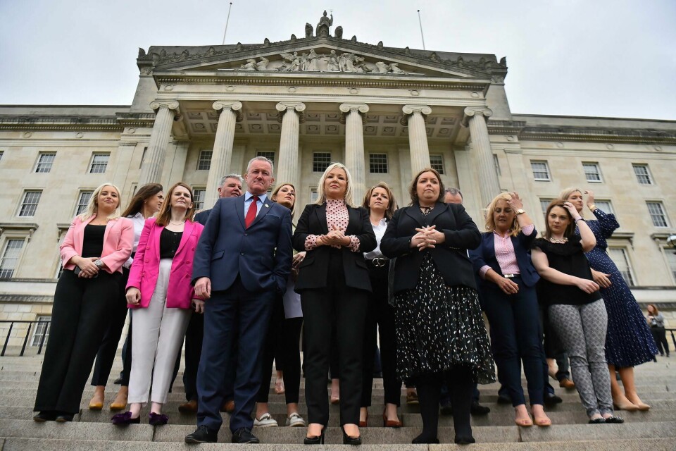 Sinn Feins team utenfor den nordirske parlamentsbygningen Stormont i Belfast etter valget, ledet an av Michelle O' Neill som ligger an til å bli førsteminister. For første gang ble et nasjonalistisk parti størst. Sinn Feins team utenfor den nordirske parlamentsbygningen Stormont i Belfast etter valget. For første gang ble et nasjonalistisk parti størst.