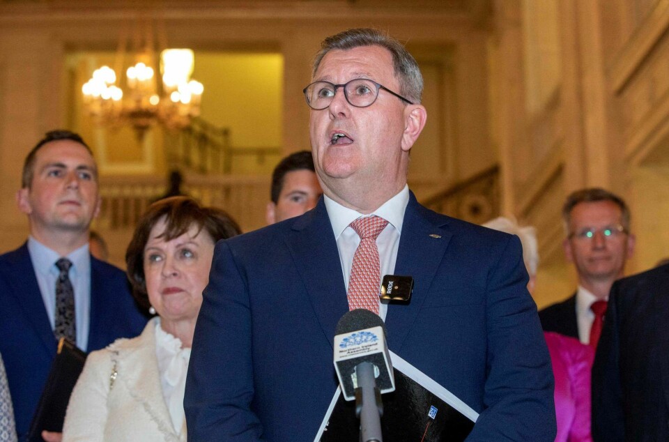 Det er politisk krise i Nord-Irland. Unionistpartiet DUP, her ved leder Jeffrey Donaldson, vil ikke gå inn i regjering før de har fått endringer i den såkalte Nord-Irland-protokollen i brexitavtalen. Det er politisk krise i Nord-Irland. Unionistpartiet DUP, her ved leder Jeffrey Donaldson, vil ikke gå inn i regjering før de har fått endringer i den såkalte Nord-Irland-protokollen i brexitavtalen.