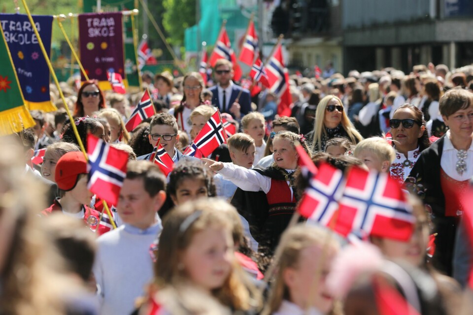 Det ligger an til en solrik folkefest i Fredrikstad på 17. mai. Slik så barnetoget ut i 2018, og i år bli toget enda større. 17. mai-tog i Fredrikstad