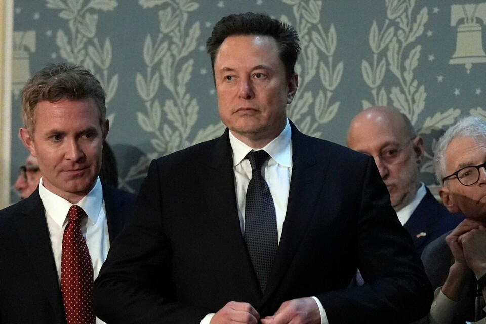 Elon Musk (midten) anklages for å piske opp stemningen rundt ytre høyre-opptøyene i Storbritannia etter at han har lagt ut flere kommentarer på X – som han eier – med teksten «borgerkrig er uunngåelig». Flere aktører ber det britiske medietilsynet Ofcom forsere arbeidet med iverksettelsen av en ny lov som kan gi gigantbøter til sosiale medier som ikke slår ned på oppfordringer til vold og terror. Arkivfoto. Elon Musk (midten) anklages for å piske opp stemningen rundt ytre høyre-opptøyene i Storbritannia etter at han har lagt ut flere kommentarer på X – som han eier – med teksten «borgerkrig er uunngåelig». Flere aktører ber det britiske medietilsynet Ofcom forsere arbeidet med iverksettelsen av en ny lov som kan gi gigantbøter til sosiale medier som ikke slår ned på oppfordringer til vold og terror. Arkivfoto: Julia Nikhinson / AP / NTB