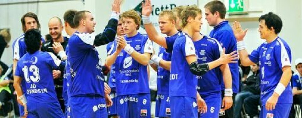 Stemningen var god blant Stavanger Håndball-spillerne etter borteseieren mot Nærbø før jul. Før kveldens hjemmemøte med jærlaget kommer det fram at det har vært samholdet mellom unge og eldre spillere i laget har vært tema.