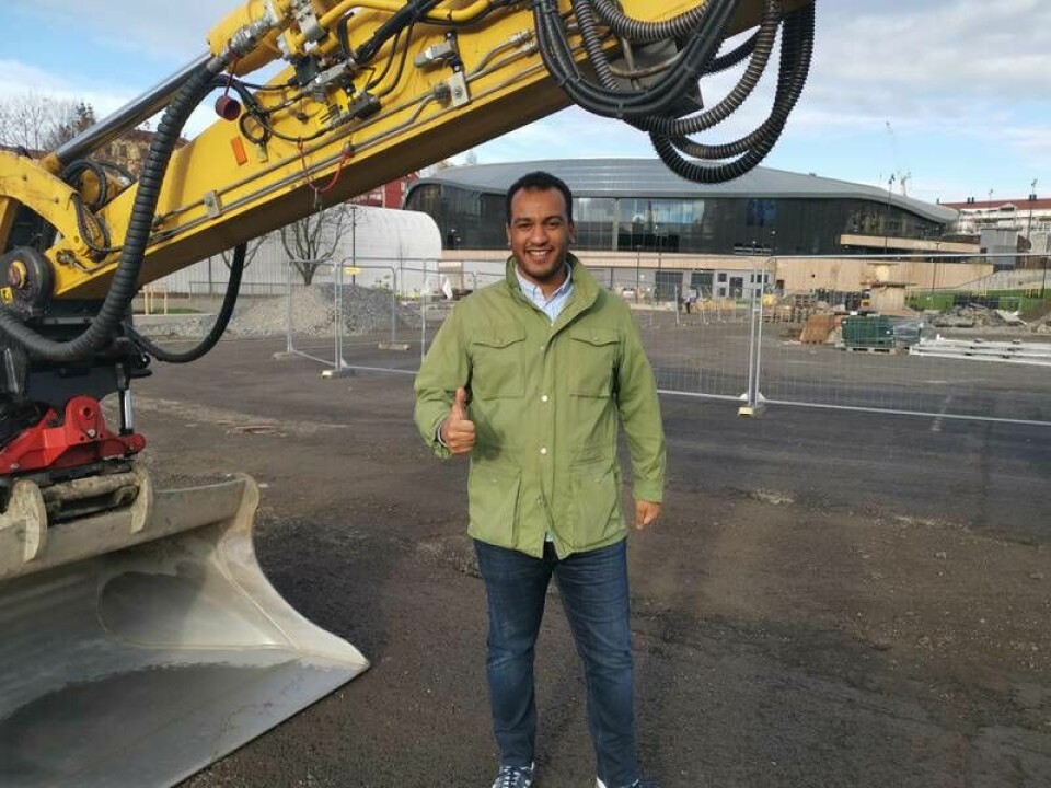 Byråd Omar Samy Gamal (SV), her i 2021 ved oppstarten av arbeidene på nye Jordal idrettspark Byråd Omar Samy Gamal (SV) lover at idrettsanlegget på Jordal skal stå klart neste år.
