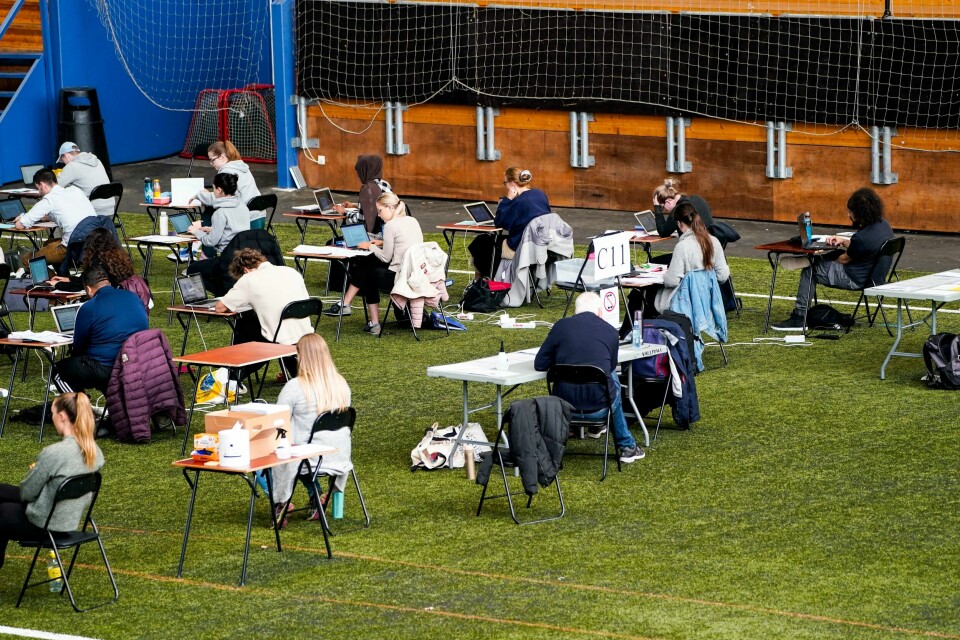 SV mener dagens eksamensform ikke er tilpassa arbeidslivets behov. Her fra eksamen blant privatister i Oslo i 2020. Oslo 20200526. Vallhall Arena i Oslo er en av flere steder som blir benyttet som eksamenslokale for mange av de om lag 19000 eksamene som skal gjennomføres av 8000 privatister våren 2020. Strenge koronaregler medfører nye rutiner som bl.a. større avstand og desinfeksjonsmidler.