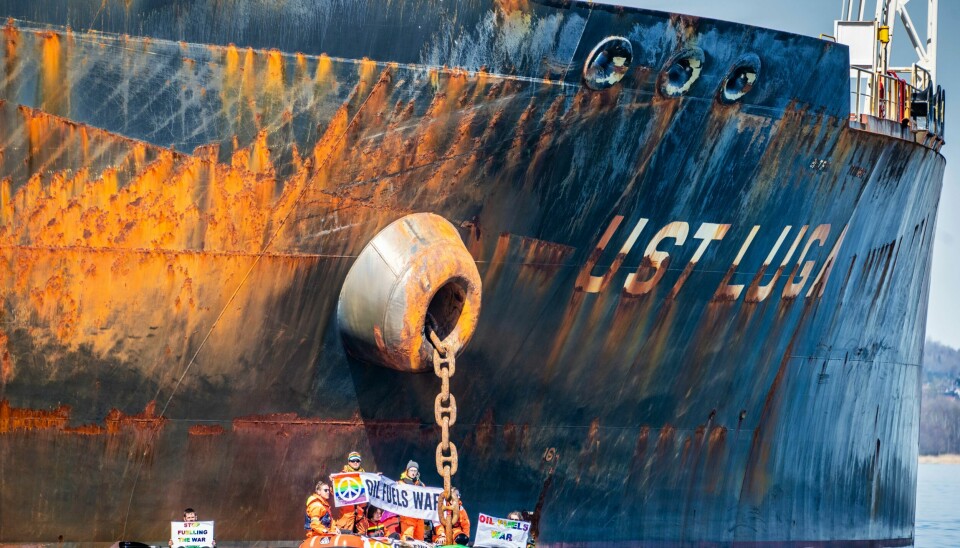 Greenpeace og Natur og Ungdom har gått til sak mot staten på ny. Her fra en Greenpeace-aksjon mot skipet Ust Luga i Oslofjorden i fjor. Greenpeace aksjonerte i april sammen med Extinction Rebellion mot skipet Ust Luga som losset russisk olje ved Åsgårdstrand. Kontrakten om leveringen var inngått før sanksjonene mot Russland. Både Greenpeace og Rederiforbundet ber regjeringen innføre egen stopp mot import av russisk olje inntil EU får vedtatt felles sanksjoner. Foto: Ole Berg-Rusten / NTB