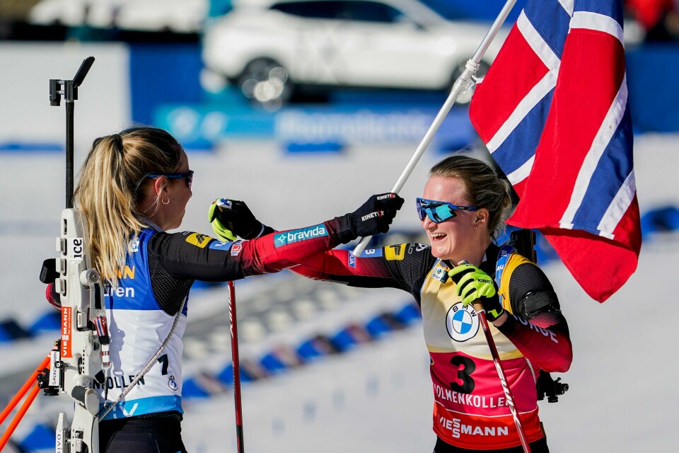 Tiril Eckhoff (t.v.) og Marte Olsbu Røiseland skal jakte mer suksess kommende sesong. Tiril Eckhoff og Marte Olsbu Røiseland under verdenscupavslutningen i Holmenkollen. De har foreløpig ikke bestemt seg for å ta en sesong til. Foto: Terje Bendiksby / NTB