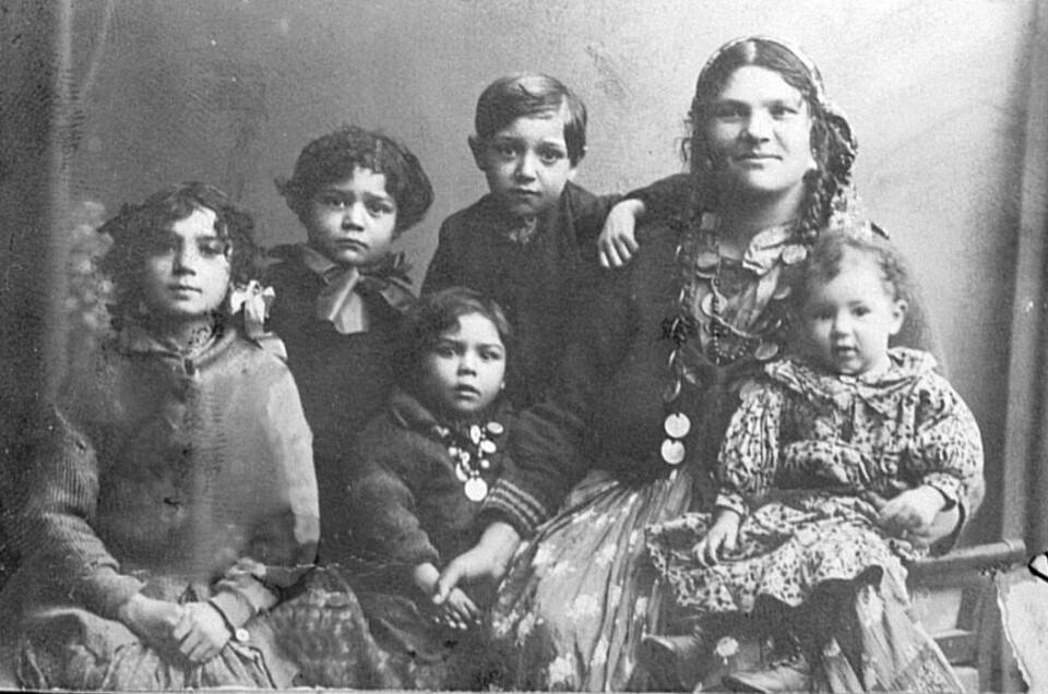 Elisabeth Warsha fotografert i 1922 med barna Zolo på fanget, Marie fra venstre, Polikarp, Charles bak og Regina foran. Elisabet og barna Marie, Charles og Regina ble drept i Auschwitz-Birkenau, Zolo ble drept i Buchenwald like før frigjøringen. Polikarp overlevde sammen med brødrene Milos og Tzugurka. Elisabeth Warsha fotografert i 1922 med barna Zolo på fanget, Marie fra venstre, Polikarp, Charles bak og Regina foran. Elisabet og barna Marie, Charles og Regina ble drept i Auschwitz-Birkenau, Zolo ble drept i Buchenwald like før frigjøringen. Polikarp overlevde sammen med brødrene Milos og Tzugurka.