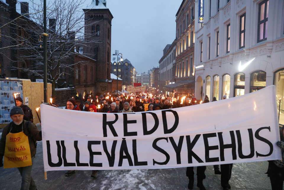 Fra en av mange markeringer mot bygging av stort sykehus arrangert av i regi av LO Oslo, Oslo legeforening, Fagforbundet Oslo, Aker Sykehus Venner, Redd Ullevål Sykehus, Helsetjenesteaksjonen, Den norske
Jordmorforening, Psykologforeningen OUS og Folkebevegelsen for lokalsykehusene. Her i desember 2021. Foto: Terje Bendiksby / NTB