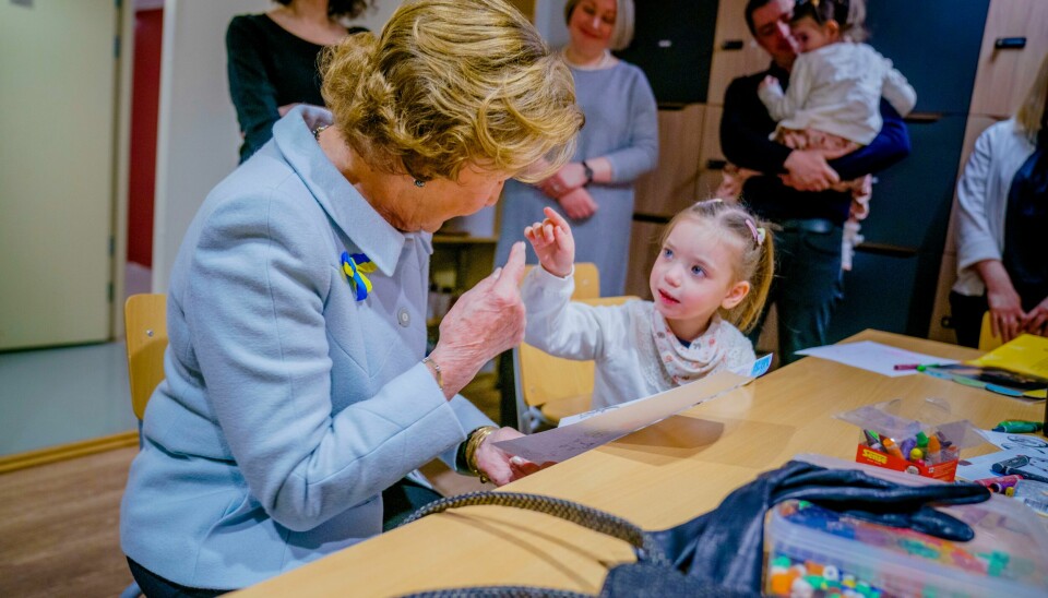 Fem år gamle Siuzanna fra Ukraina hadde tegnet dronning Sonja og viste stolt tegningen sin frem. Fem år gamle Siuzanna fra Ukraina hadde tegnet dronning Sonja og viste stolt tegningen sin frem. Foto: Stian Lysberg Solum / POOL / NTB