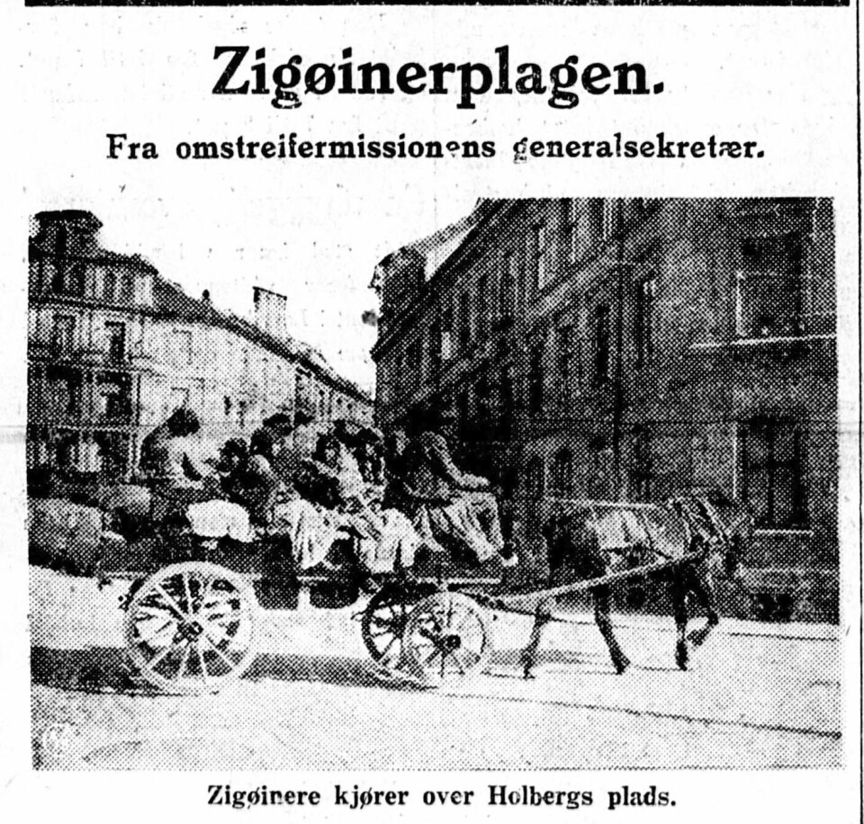 Gjennom 1920-tallet hadde norske myndigheter en plan om å bli kvitt alle rom i Norge. Aftenposten klaget på «sigøynerplagen» i 1922, og viste bilde av et rom-følge på Holbergs plass i Kristiania. I 1927 ble fremmedlovens «sigøynerparagraf» vedtatt for å hindre «sigøynere og andre omstreifere» adgang til riket. Gjennom 1920-tallet hadde norske myndigheter en plan om å bli kvitt alle rom i Norge. Aftenposten klaget på «sigøynerplagen» i 1922, og viste bilde av et rom-følge på Holbergs plass i Kristiania. I 1927 ble fremmedlovens «sigøynerparagraf» vedtatt for å hindre «sigøynere og andre omstreifere» adgang til riket.