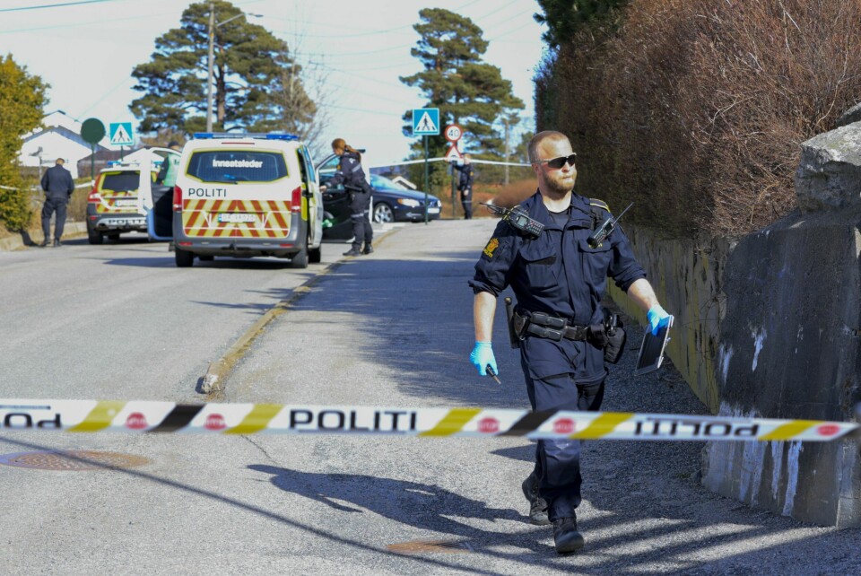 To kvinner ble drept i Kristiansand mandag. Mannen som er siktet for drapene, ble torsdag varetektsfengslet i fire uker. Bildet viser politi på stedet etter meldingen om den alvorlige voldshendelsen i Søm i Kristiansand.