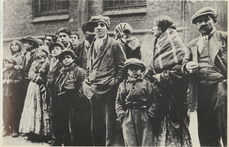 68 norske romer ble nektet innreise til Norge i 1934. Bildet viser gruppen før de ble uttransportert fra Padborg i Danmark til Tyskland, hvor de ble internert i naziregimets første rene «sigøynerleir». Josef Karoli til høyre var blant de mange som senere ble drept i Auschwitz-Birkenau. 68 norske romer ble nektet innreise til Norge i 1934. Bildet viser gruppen før de ble uttransportert fra Padborg i Danmark til Tyskland, hvor de ble internert i naziregimets første rene «sigøynerleir». Josef Karoli til høyre var blant de mange som senere ble drept i Auschwitz-Birkenau.