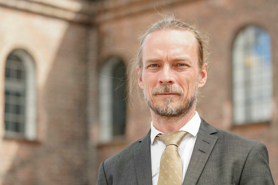 Leder av ekspertgruppa for psykisk helse og rusbruk, Peder Kjøs, utenfor Statsministerenskontor etter en pressekonferanse.