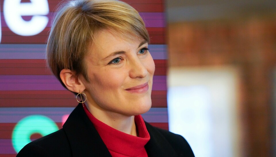 Kari Elisabeth Kaski (SV) er gravid med tvillinger. – Går vi utover helgen, så gjør vi det. Det viktigste for oss er å få til en god avtale, sa SVs finanspolitisk talsperson Kari Elisabeth Kaski (SV) fredag. Foto: Terje Bendiksby / NTB