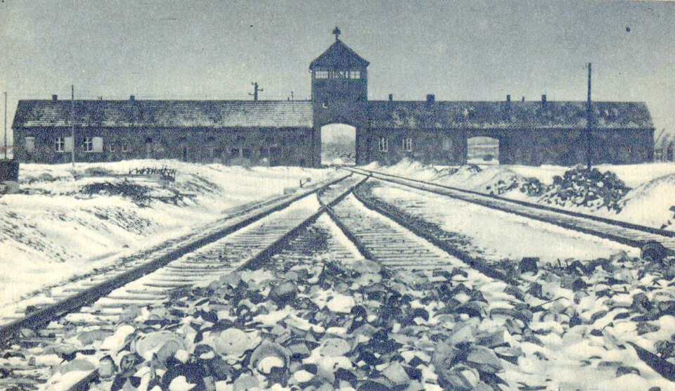 Hovedinngangen til nazistenes største utryddelsesleir Auschwitz II (Birkenau). Milos Karoli og de andre fangene ble transportert med tog fram til hovedporten. Av 66 norske rom som kom hit, overlevde bare fire. Hovedinngangen til nazistenes største utryddelsesleir Auschwitz II (Birkenau). Milos Karoli og de andre fangene ble transportert med tog fram til hovedporten. Av 66 norske rom som kom hit, overlevde bare fire.