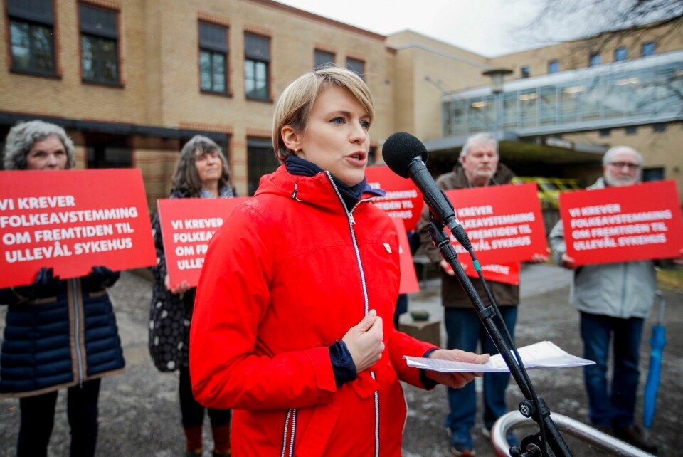Kari Elisabeth Kaski (SV) under demonstrasjon mandag i forbindelse med Redd Ullevål Sykehus utenfor Ullevål Sykehus i Oslo. SVs Kari Elisabeth Kask (SV) utenfor Ullevål sykehus i Oslo der det var demonstrasjon med krav om folkeavstemning om fremtiden til Ullevål sykehus mandag.Foto: Javad Parsa / NTB