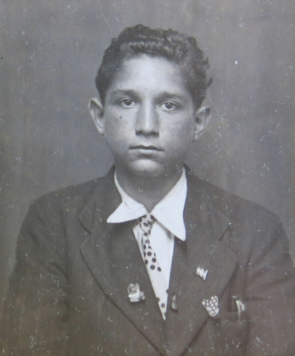 Milos Karoli fotografert av fremmedpolitiet i Belgia 5. juli 1945. Han hadde overlevd Auschwitz-Birkenau og skrekkmarsjen fra Buchenwald til Dachau.