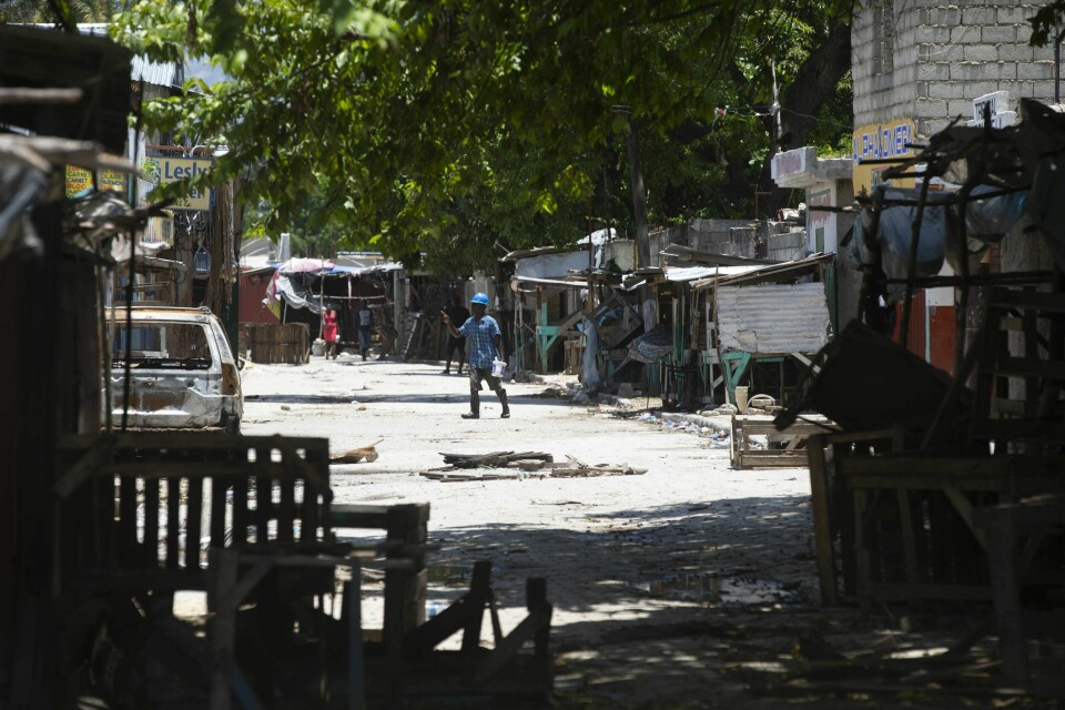 Nesten 150 er drept i brutale sammenstøt mellom kriminelle gjenger i Haitis hovedstad Port-au-Prince de siste ukene. Her krysser en mann en gate der de fleste bygningene er barrikadert som følge av uroen. Nesten 150 er drept i brutale sammenstøt mellom kriminelle gjenger i Haitis hovedstad Port-au-Prince de siste ukene. Her krysser en mann en gate der de fleste bygningene er barrikadert som følge av uroen. Foto: Odelyn Joseph / AP / NTB